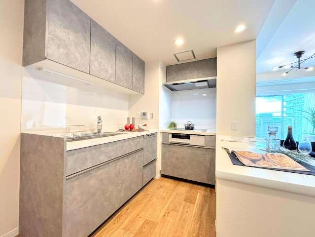 ニューシティ東戸塚タワーズシティ ル・パルクシエルのキッチン|◆動きに無駄がなくなるL字型を採用。リビングの様子を見ながら効率よく料理もできる賢いキッチンです。食洗機や浄水器などあると嬉しい設備も完備しています。
