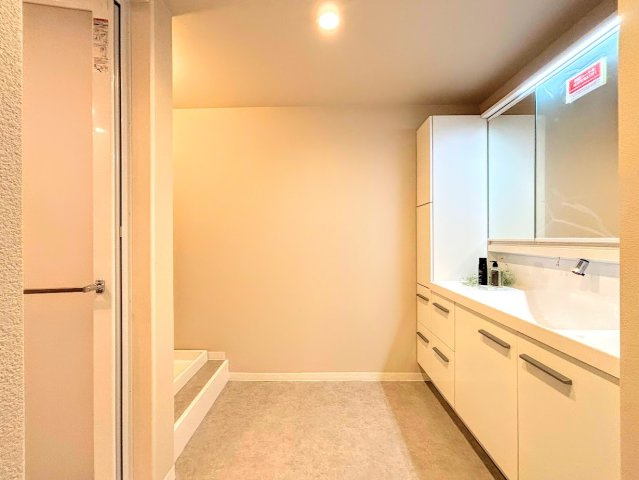 ニューシティ東戸塚タワーズシティ ル・パルクシエルの洗面所|◆毎日使う場所だから、機能的で使いやすさに配慮したパウダールーム。すっきりと使えるように収納も豊富にご用意しています。
