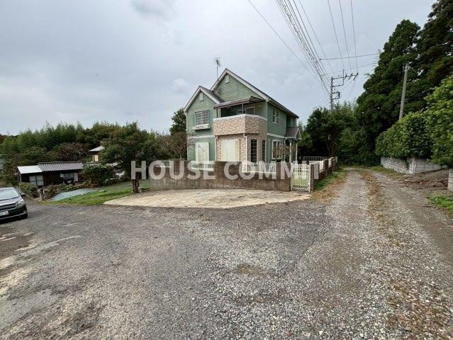 中古戸建ての前面道路含む現地写真