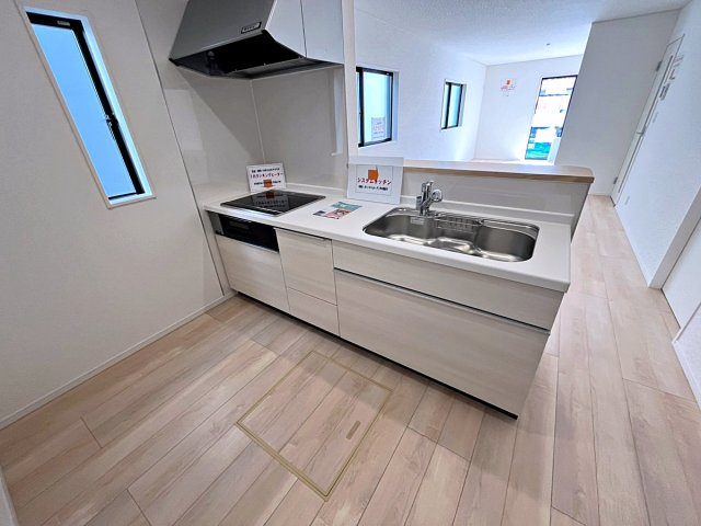 新築戸建・新築建売　南相馬市原町区橋本町第2　第二小・第一中のキッチン|キッチンはカウンターになっているのでリビング全体を見渡すことができます！