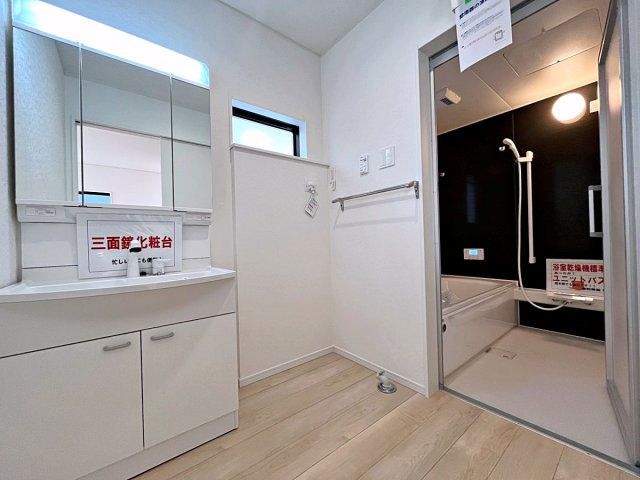 新築戸建・新築建売　南相馬市原町区橋本町第2　第二小・第一中の独立洗面台|三面鏡洗面台で朝の身支度もしやすい＆収納力も◎洗面台に物を置かずすっきり清潔に保つことができます！