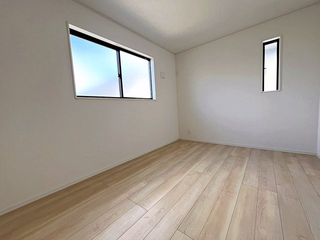 新築戸建・新築建売　南相馬市原町区橋本町第2　第二小・第一中の洋室|6.7帖の洋室は北側の窓から一定した柔らかい光が入り、PC作業や読書などにも最適なお部屋です！
