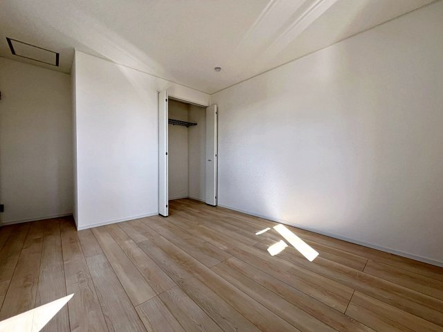 新築戸建・新築建売　南相馬市原町区橋本町第2　第二小・第一中の洋室|7.5帖の洋室はバルコニーに面しており大きな窓から日差しが入るので気持ちの良いプライベート空間です！