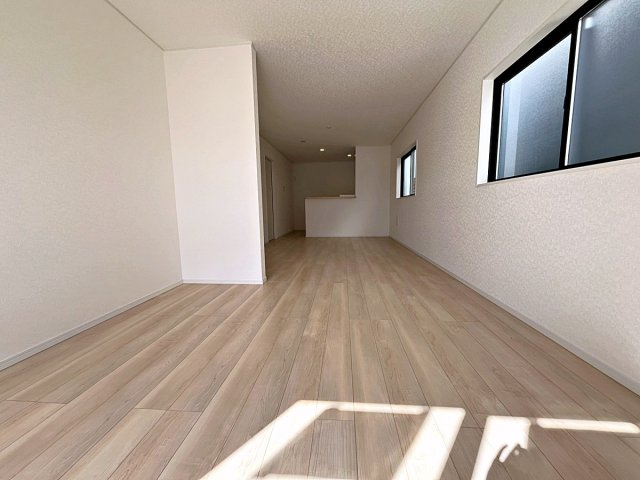新築戸建・新築建売　南相馬市原町区橋本町第2　第二小・第一中の居間・リビング|2面採光のリビングは明るく快適な家族団らんスペースです！