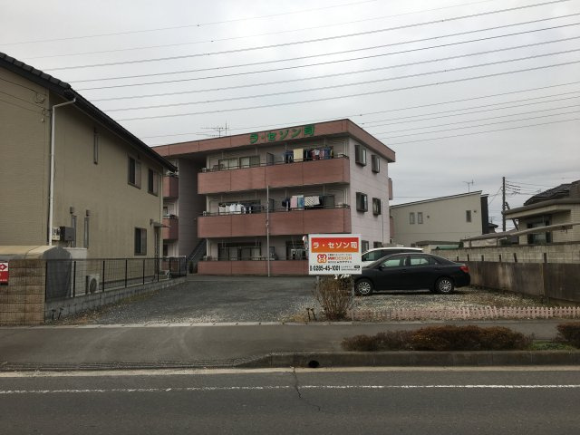 ラ・セゾン司の駐車場