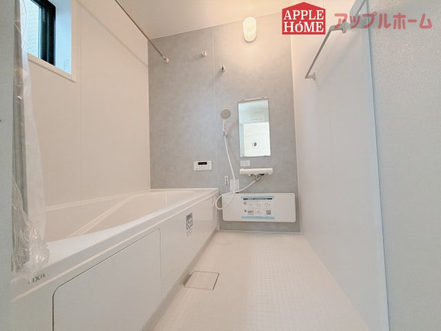 【新築戸建】深谷田所町第2 全2棟の浴室|窓付きのバスルームは、採光もあり明るく気持ちの良い空間です。窓があることで、換気環境も良好。掃除もスムーズに出来ます