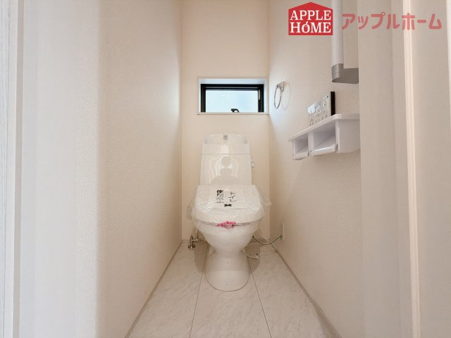 【新築戸建】深谷田所町第2 全2棟のトイレ|白を基調とした清潔感のある明るい空間。温水洗浄便座付きで、毎日快適・清潔に使用できます。操作しやすい壁面リモコンを採用しています。
