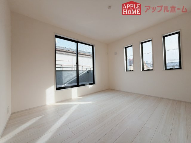 【新築戸建】深谷田所町第2 全2棟の洋室|２階居室は全室収納あり！たっぷりある収納活用でお部屋もキレイを保てます♪