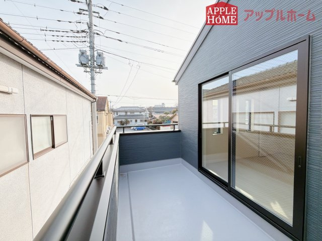 【新築戸建】深谷田所町第2 全2棟のバルコニー|家族分の洗濯物もしっかり干せます。日当たりも良く、毎日のお洗濯が楽しくなりそう♪お布団は手軽に干せていつもポカポカに☆