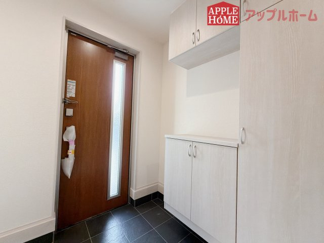 【新築戸建】深谷田所町第2 全2棟の玄関|明るく清潔感のある玄関でお客様を迎えるスペースをパッと明るい印象に！大容量の収納力で大家族の履物もすっきり収納できます♪