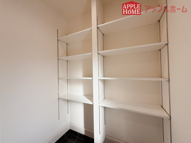 【新築戸建】深谷田所町第2 全2棟の玄関|ご家族皆様の靴やお手入れ用品を収納できる収納棚を設置！お家に出会う人々を迎える玄関だからこそ、常に整理整頓しておきたいですね♪