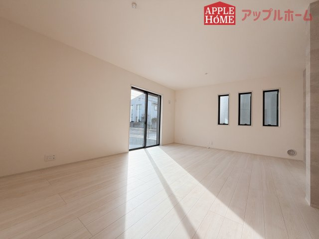 【新築戸建】深谷田所町第2 全2棟の居間・リビング|窓から差し込む光で家族を温かく包み込みます。明るいリビングで子育てする喜びを☆いつでも見学可能です！