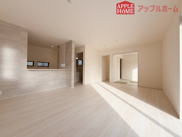 【新築戸建】深谷田所町第2 全2棟の居間・リビング|人気の対面式キッチンで会話も弾みます！お食事の準備をしながらでもご家族とのコミュニケーションを楽しめますね♪友人とのホームパーティーも可能です☆