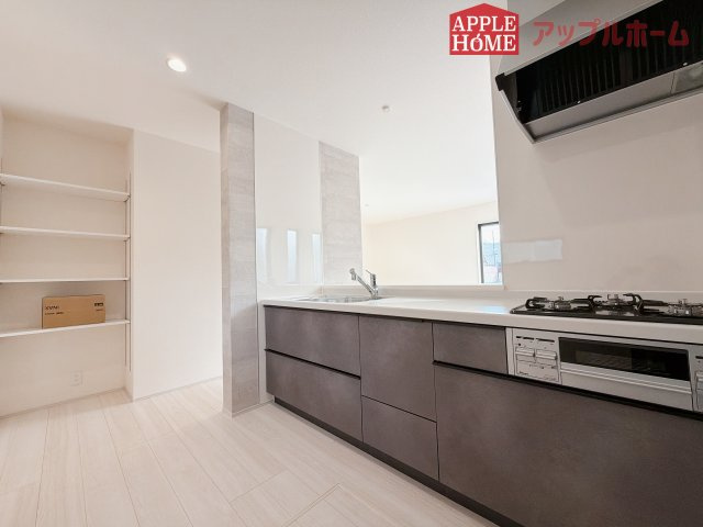 【新築戸建】深谷田所町第2 全2棟のキッチン|キッチンから部屋中が見守れるので、小さなお子様がいるご家庭でも安心です。シンプル×ナチュラルな温かい空間は、どんなスタイルの家具も合わせやすいお部屋です。