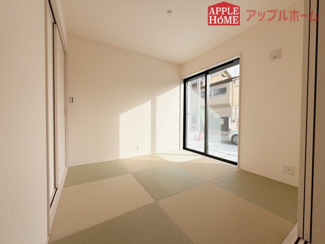 【新築戸建】深谷田所町第2 全2棟の和室|収納付きの洋風和室は、収納スペースが豊富で部屋全体がすっきりと片付きやすいのが特徴です。衣類や荷物を整理しやすく、生活感を抑えた洗練された空間を保てます。