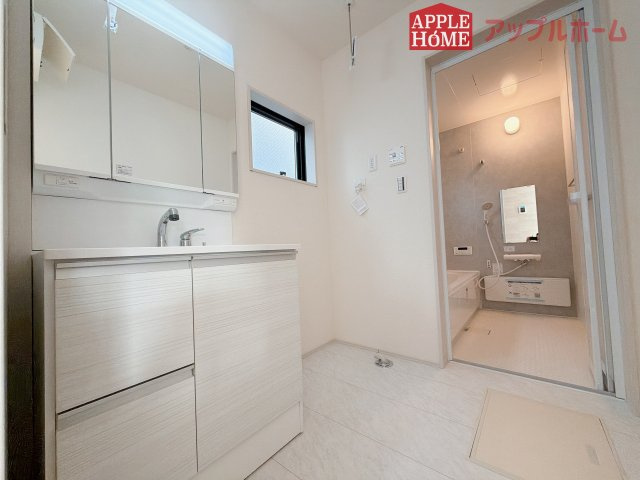 【新築戸建】深谷田所町第2 全2棟の独立洗面台|三面鏡付きの洗面化粧台ですので、たっぷりと収納いただけます。白を基調とした清潔感のある快適空間です。毎日の身支度も気持ち良くお使い頂けます！！