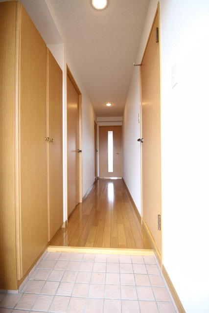 エスポワールⅠ番館の玄関|シューズボックス付きの玄関です☆