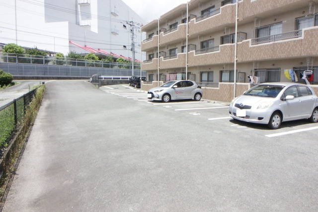 エスポワールⅠ番館の駐車場|駐車スペースもあります☆