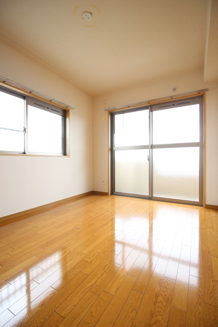 エスポワールⅠ番館の寝室|風通しも良い寝室です☆