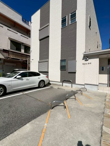 レグルス新明の駐車場