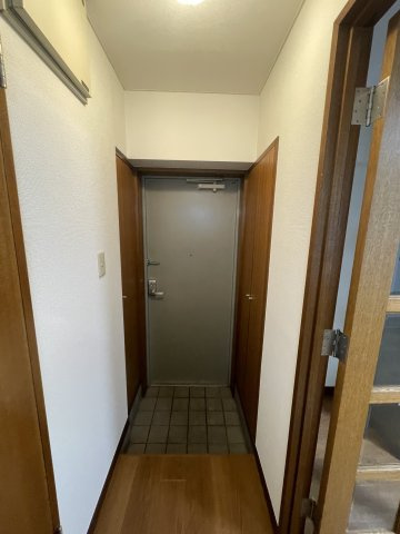 晴花マンションの玄関