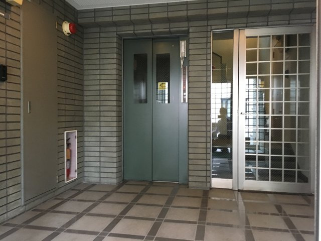 晴花マンションのエントランス