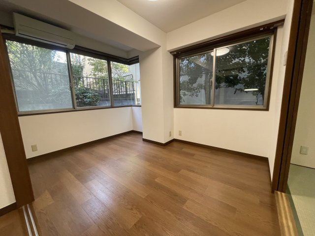 晴花マンションの洋室