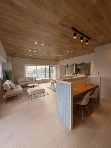 Sea View ― 江ノ島ビューと100㎡超のゆとりを日常に ―の居間・リビング