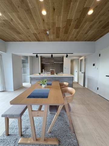 Sea View ― 江ノ島ビューと100㎡超のゆとりを日常に ―の居間・リビング