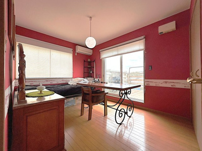 【洋室】 | 1階約5.8帖のお部屋！海を連想させるオシャレなライン入りクロスで仕上げています♪