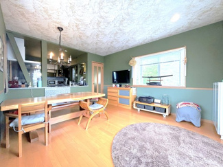 【居間・リビング】 | 対面式キッチンなので家事をしながら家族との会話がはずむリビングです♪