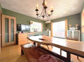 【居間・リビング】 | 三面採光なので明るく開放感のある空間です♪