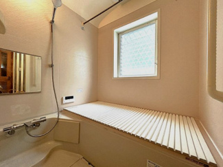 【浴室】 | 一日の疲れを癒す広々バスルーム！換気に便利な窓付き♪