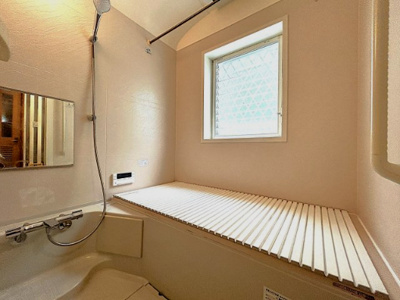 【浴室】 | 一日の疲れを癒す広々バスルーム！換気に便利な窓付き♪