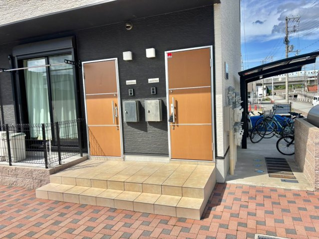 レガーロ阿保イーストのエントランス