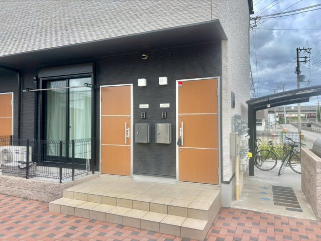 レガーロ阿保イーストのエントランス