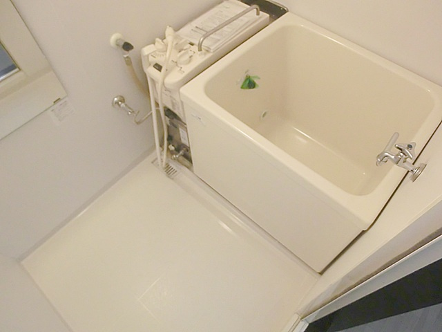 光ハイツの浴室|追い焚きの出来るバランス釜。