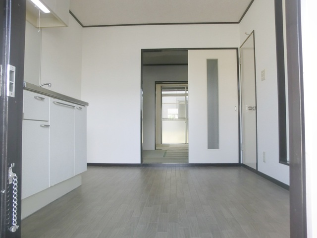 光ハイツの居間・リビング|意外と広いダイニングです。