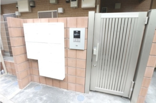 ファーストインプレス　ネット無料　駅近　オートロックのエントランス