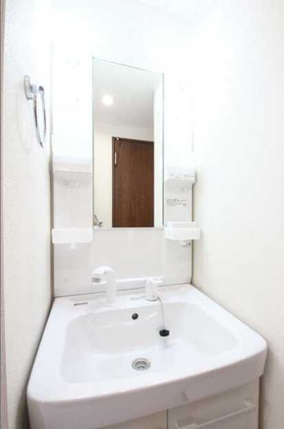 ファーストインプレス　ネット無料　駅近　オートロックの洗面所