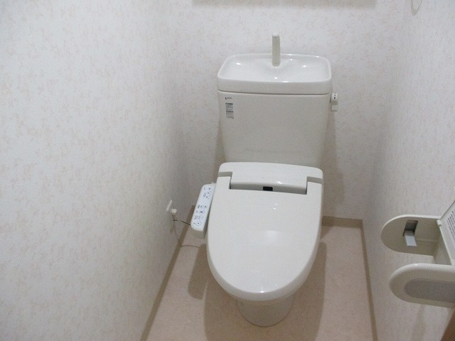 トイレは快適な洗浄機能付き便座です