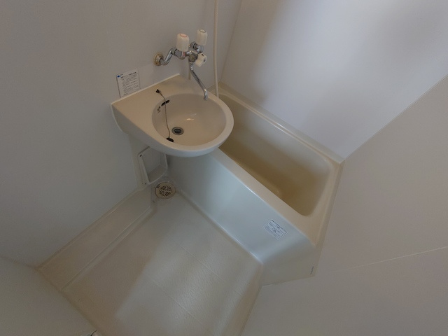 白基調のバスルームです。