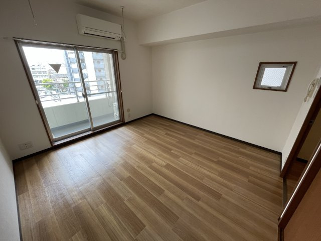 8帖のお部屋は大きな窓と小窓があるので明るいです