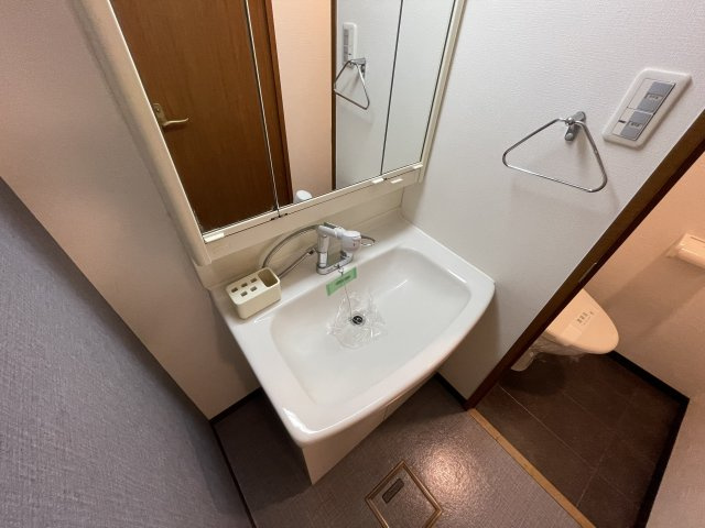 独立洗面所は、大きな鏡で使い勝手が良さそうです