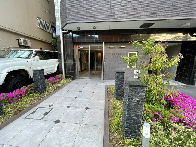 外観にマッチしたエントランスです。