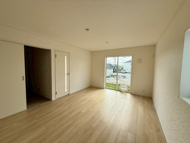 クレイドルガーデン南城市玉城前川 第3・５号棟の洋室|16帖の明るく広々としたLDK＋洋風和室5.2帖