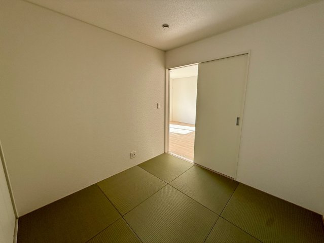 クレイドルガーデン南城市玉城前川 第3・５号棟の和室|リビングに隣接する洋風和室5.2帖