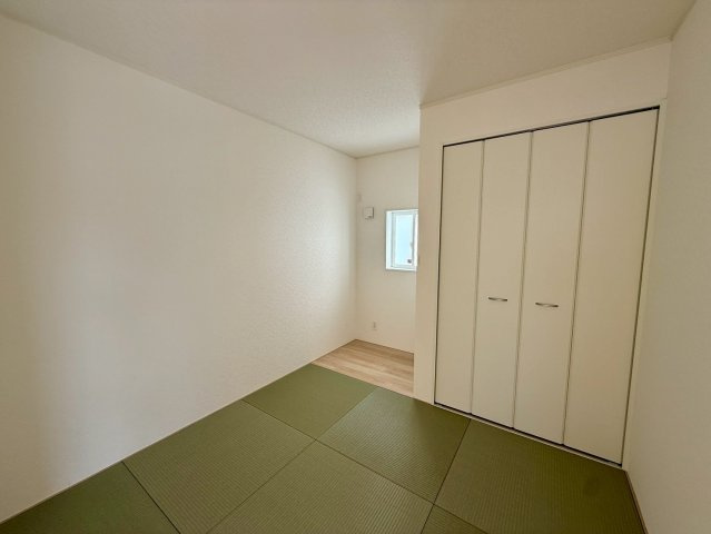 クレイドルガーデン南城市玉城前川 第3・５号棟の和室|生活に和の趣をもたらす畳の部屋（一部フローリング）押し入れ収納付き