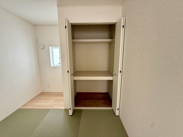 クレイドルガーデン南城市玉城前川 第3・５号棟の玄関|生活に和の趣をもたらす畳の部屋（一部フローリング）押し入れ収納付き