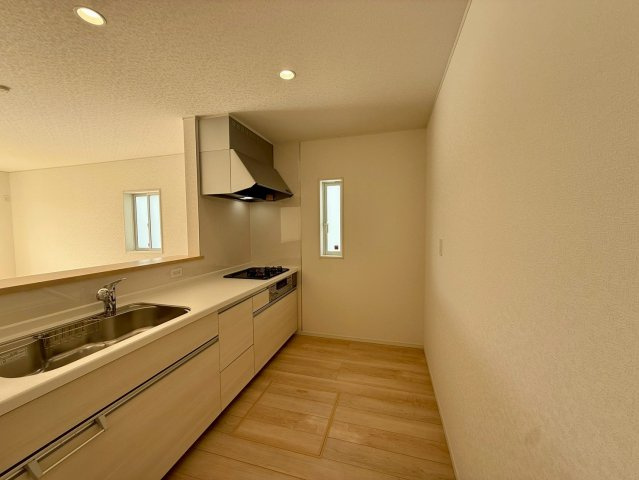 クレイドルガーデン南城市玉城前川 第3・５号棟のキッチン|会話の弾む対面式のシステムキッチン・換気窓＆床下収納付き